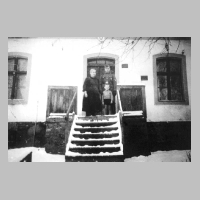 080-0061 Mutter Hoppe mit ihrem Sohn Fritz (in Uniform) vor dem Haus Sambritzki.jpg